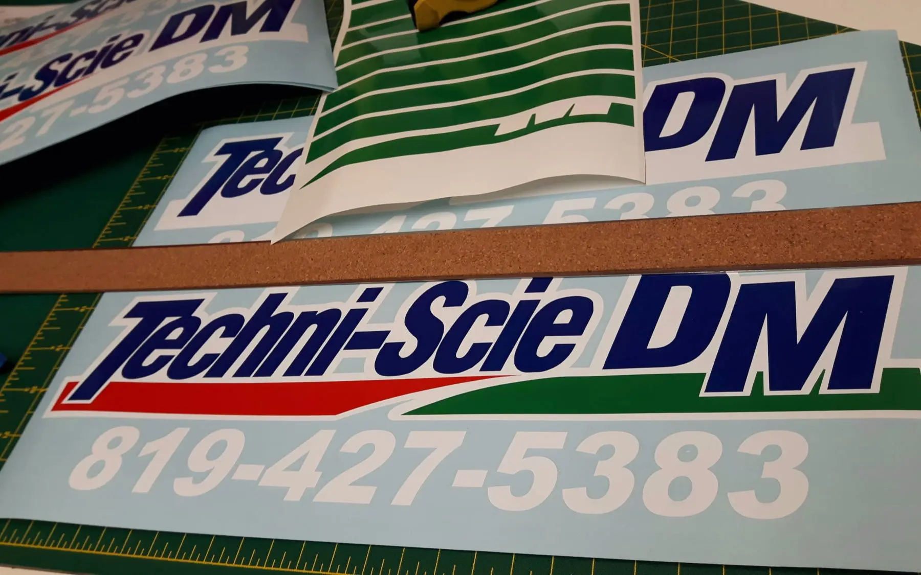 Lettrage découpé superposé