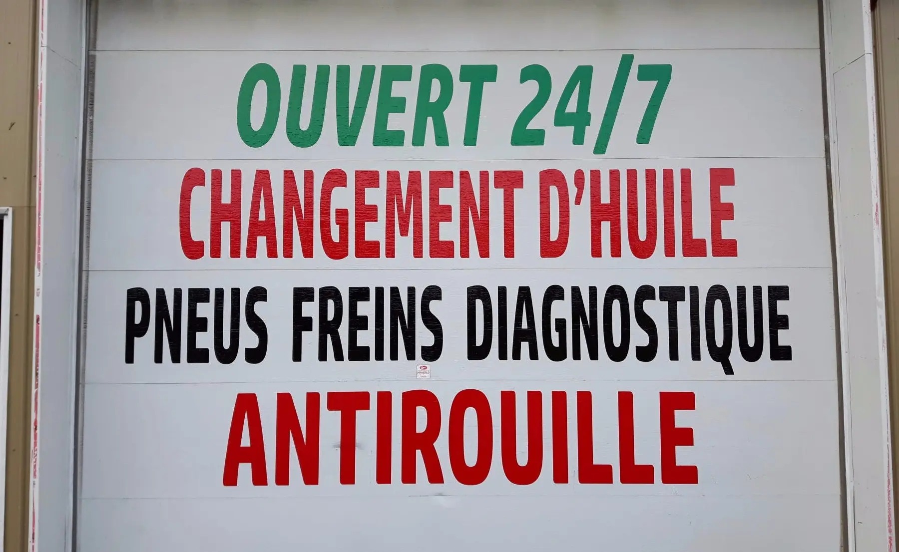 Lettrage sur porte de garage