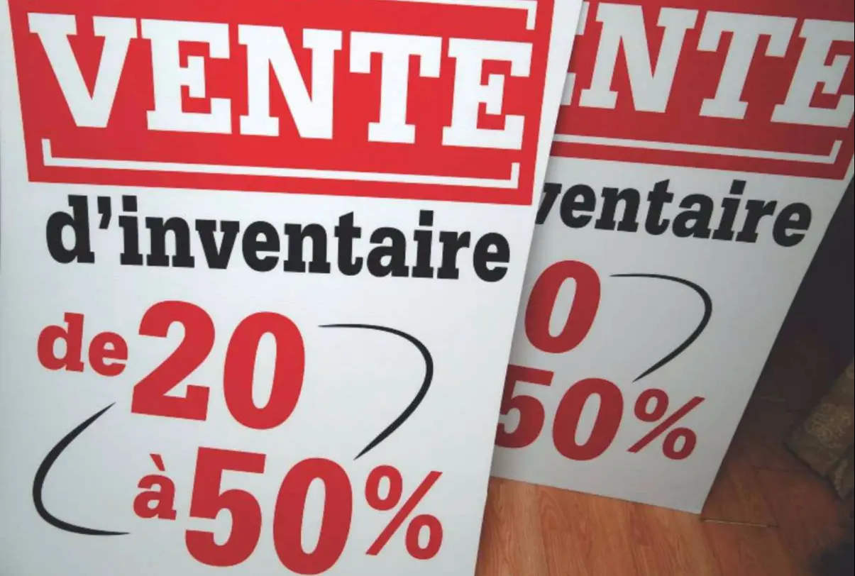 Lettrage sur coroplaste